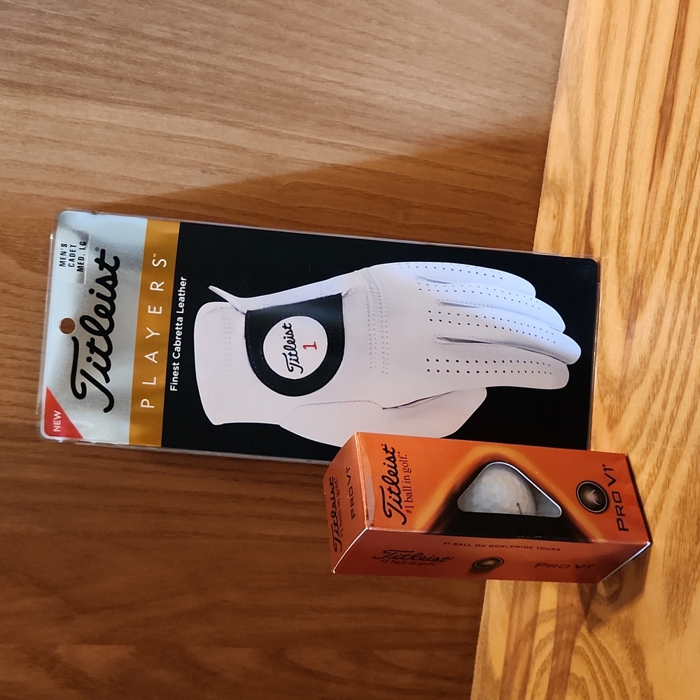 NWT Titleist golf glove & sleeve ProV1s